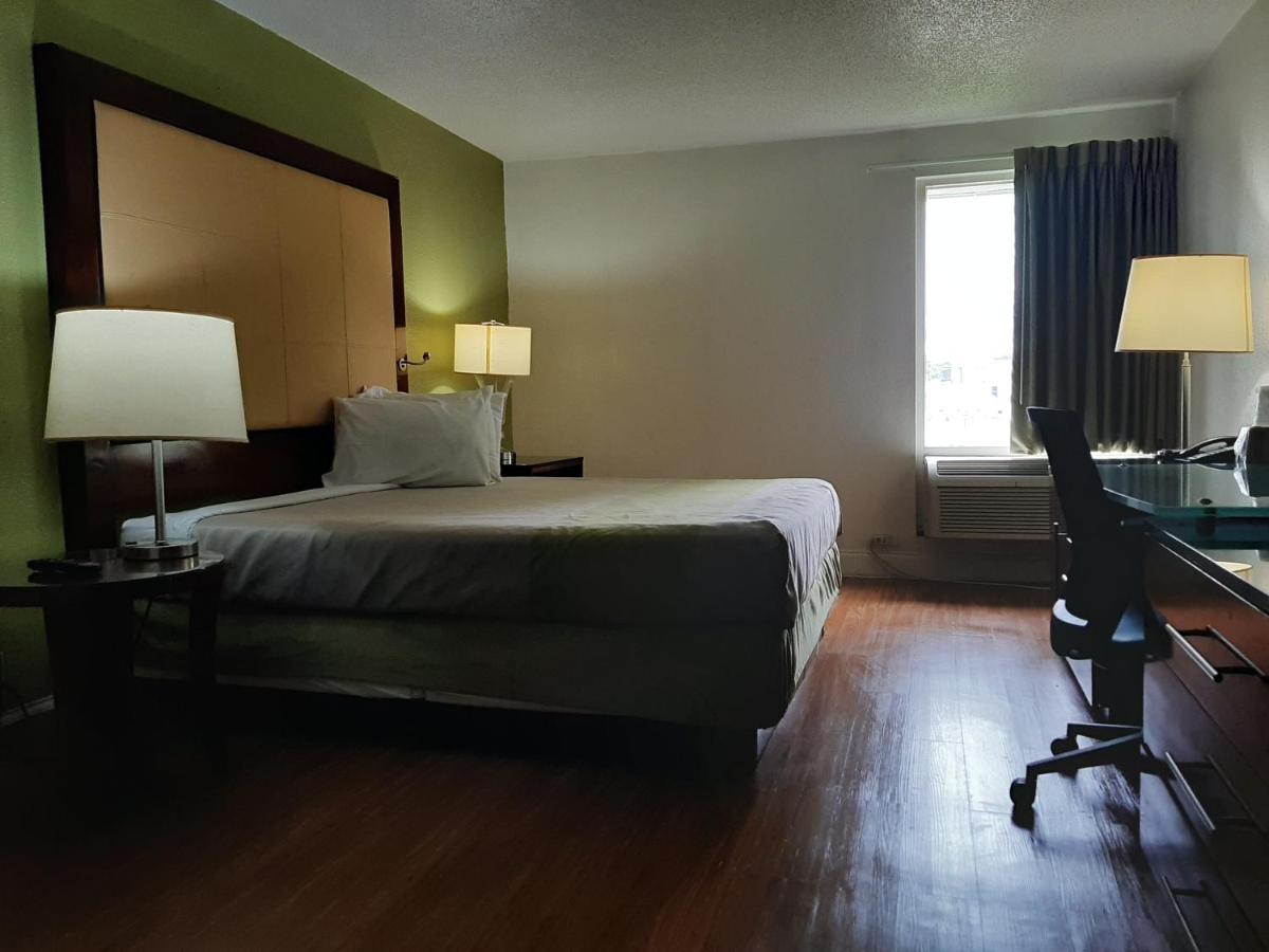 Econo Lodge Airport Near Billy Graham Parkway Шарлотт Экстерьер фото