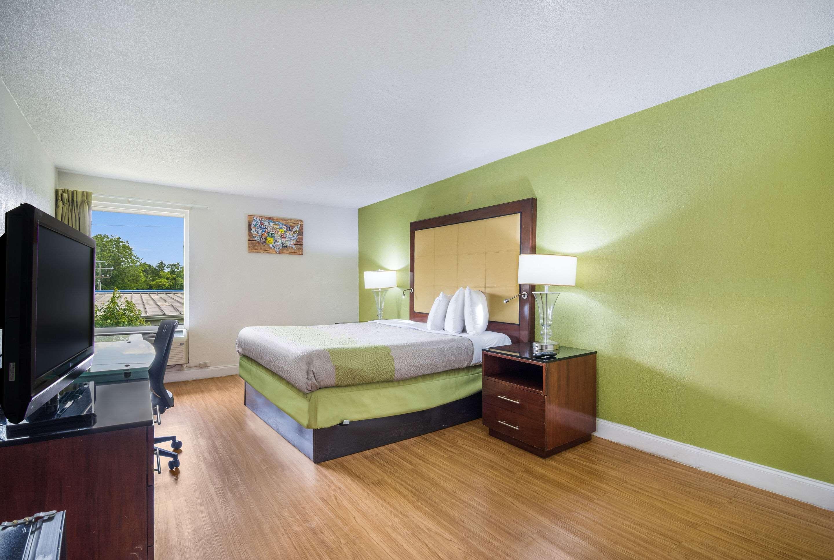 Econo Lodge Airport Near Billy Graham Parkway Шарлотт Экстерьер фото